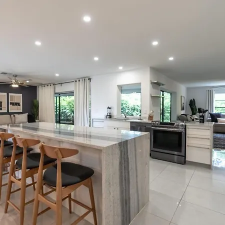 Newly Renovated Naples Pool Home!